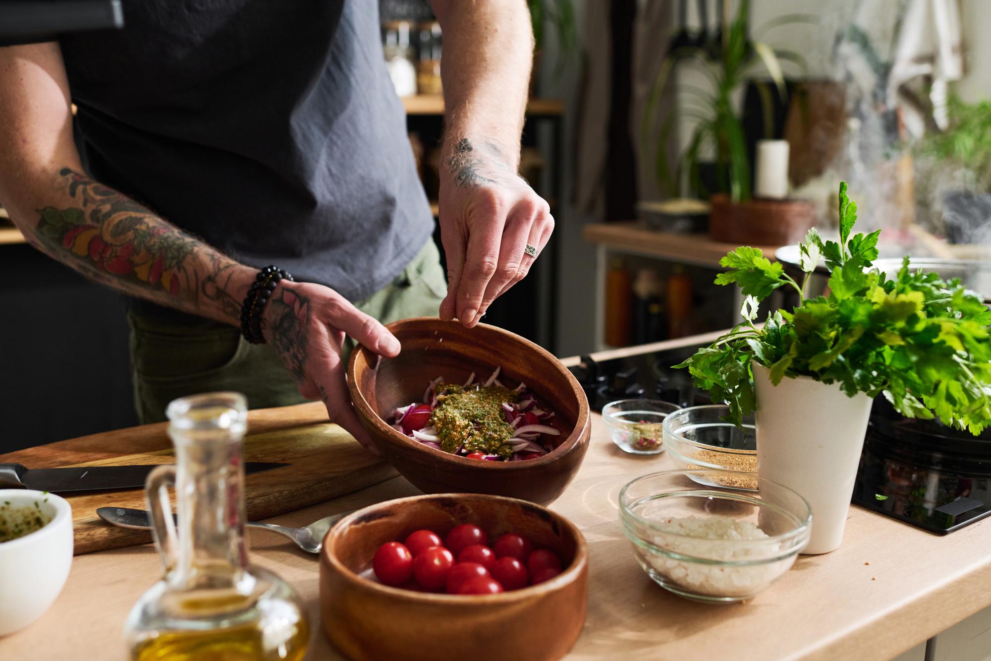 Chef al lavoro in cucina artigianale